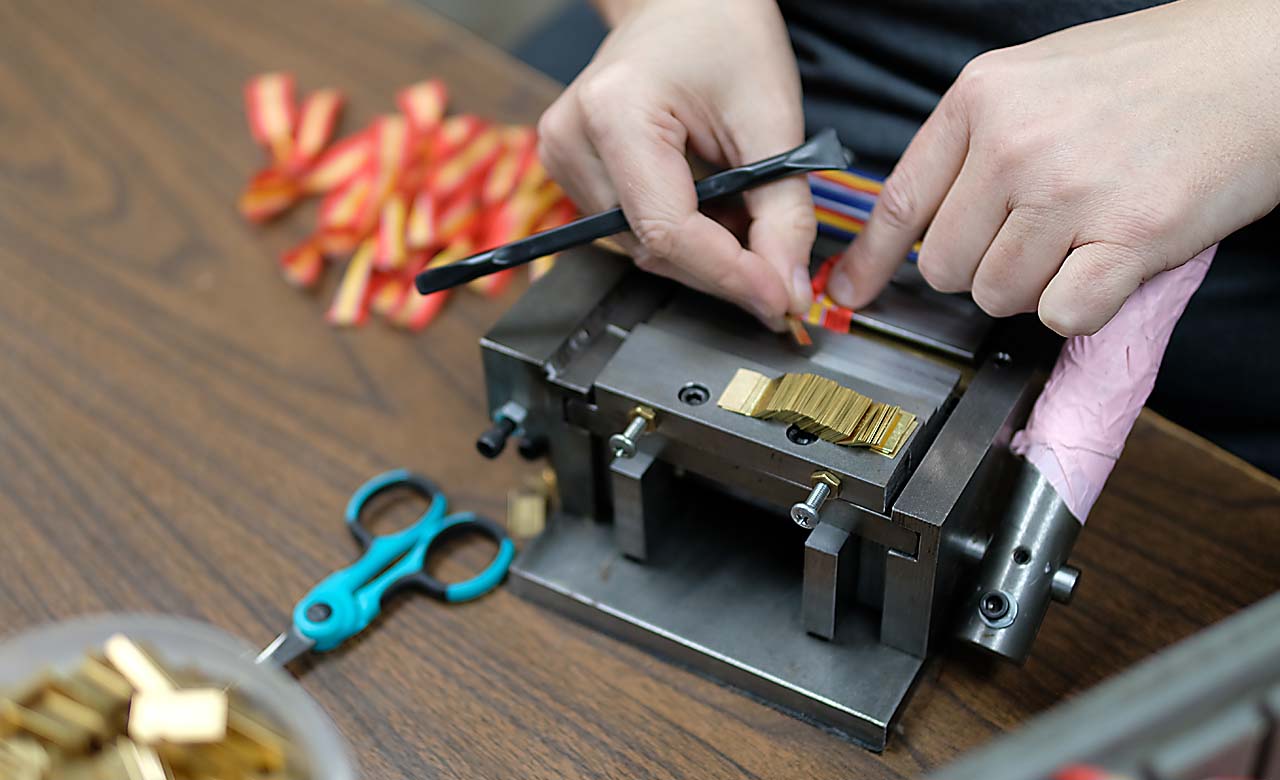 Ribbon being crimped